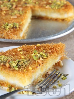 Оригинално Кюнефе - класически турски сладкиш с готов кадаиф, сирене моцарела (или кашкавал), кедрови ядки и шам фъстък (шамфъстък) за десерт - снимка на рецептата
